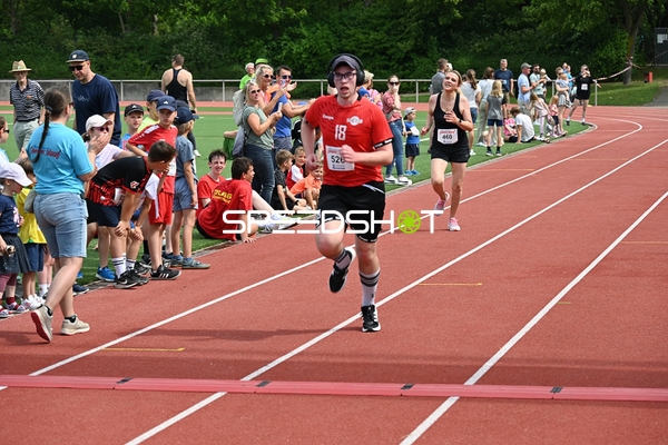 Läufer erreichen Ziellinie