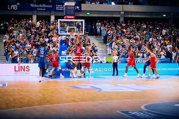 Syntainics MBC Spieler wirft auf den Korb