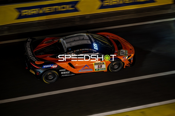 Rennfahrzeug in der Boxengasse