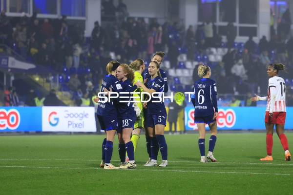 Spielerinnen begrüßen sich