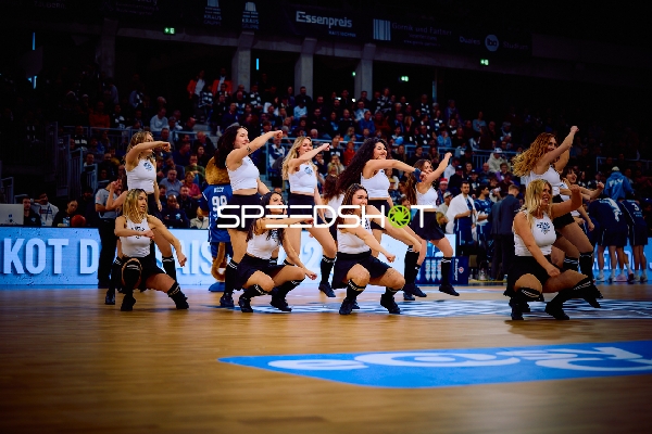 Cheerleader-Performance während eines Basketballspiels