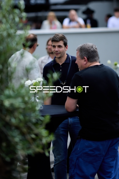 Ringside-Zone Face-Off