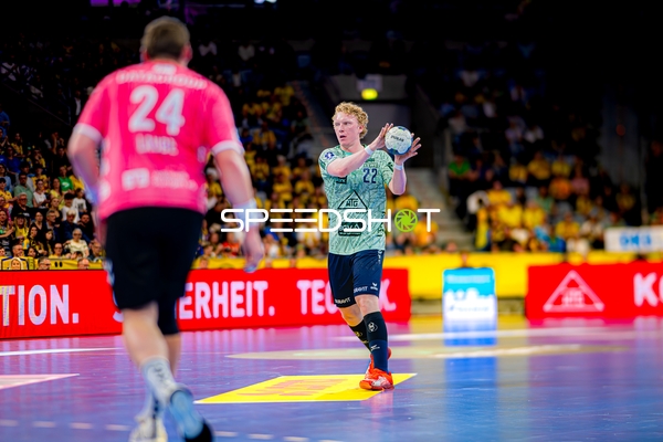 Gustav Davidsson passt den Ball