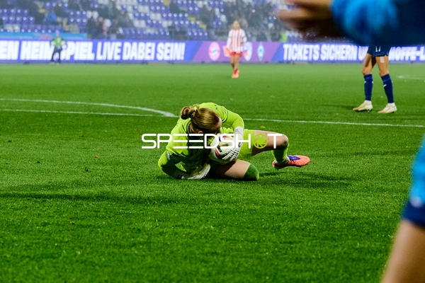 Torwart sichert Ball