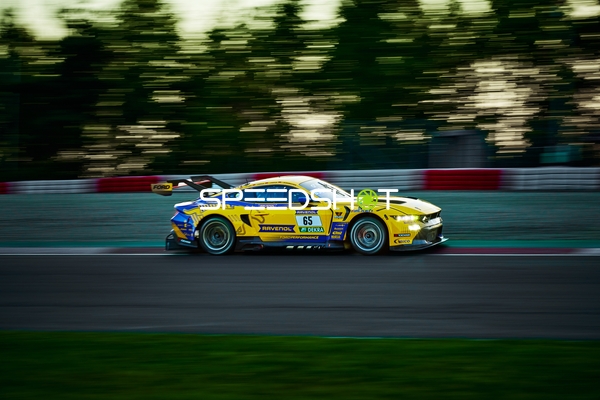 Rennfahrzeug auf der Rennstrecke