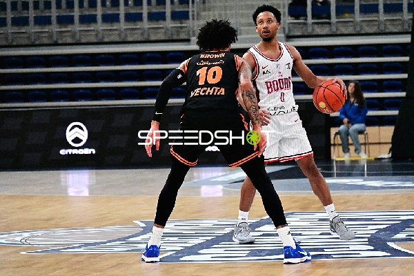 Darius McGhee (0; JL Bourg Basket) gegen Tevin Brown (10; Rasta Vechta)