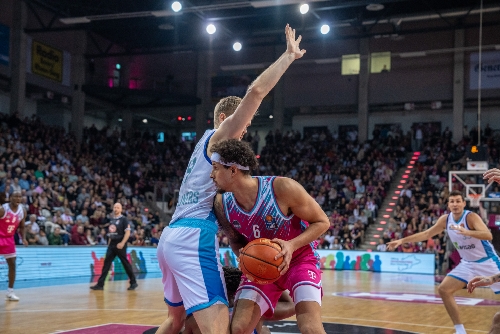 Michael Kessens (6; Telekom Baskets Bonn) in Aktion