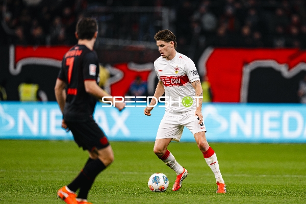 Ballkontrolle von Yannik Keitel (5; VfB Stuttgart)