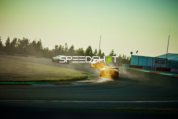 Drei Rennwagen auf Strecke