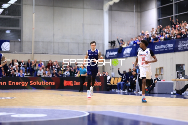 Ryan Mikesell (33; MLP Academics Heidelberg) und Sir Jabari Rice (10; Basketball Nymburg) in Aktion