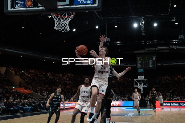 Justus Hollatz (21; FC Bayern Basketball) mit Layup gegen Adrian Worthy (0; Basketball Löwen Braunschweig)