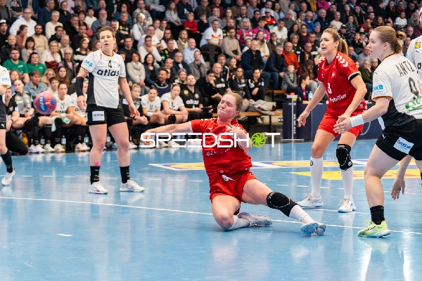 Laurentia Wolff (4; Schweiz) kämpft um den Ball