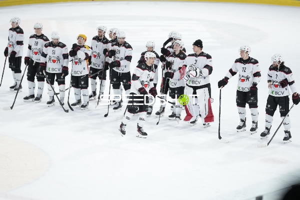 Makai Holdener (4; Lausanne HC) und Teamkollegen in der Swiss Arena