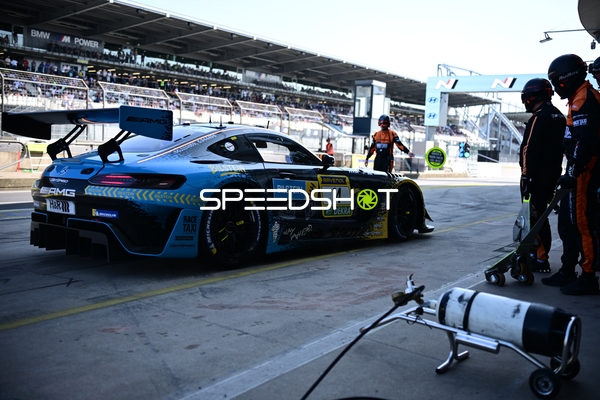 Rennfahrzeug in der Boxengasse