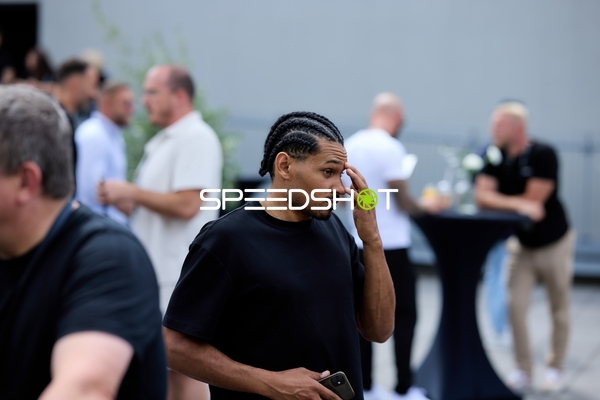 Ringside-Zone Face-Off