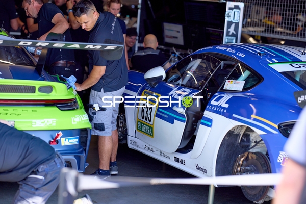 Rennfahrzeug in der Boxengasse