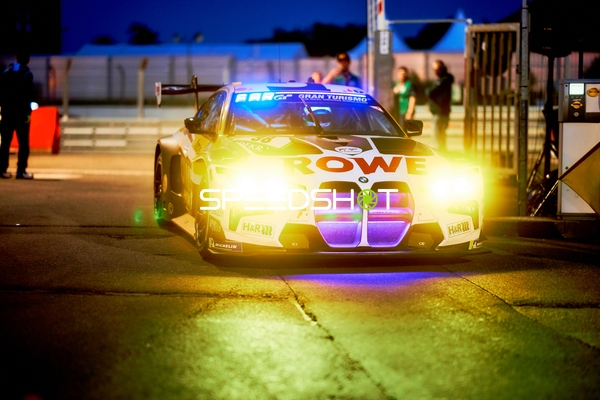 Rennfahrzeug in der Boxengasse