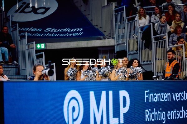 Cheerleader während eines Basketballspiels