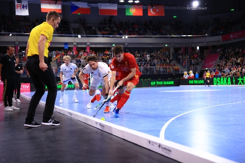 Dieter-Enrique Linnekogel (16; Deutschland) am Ball