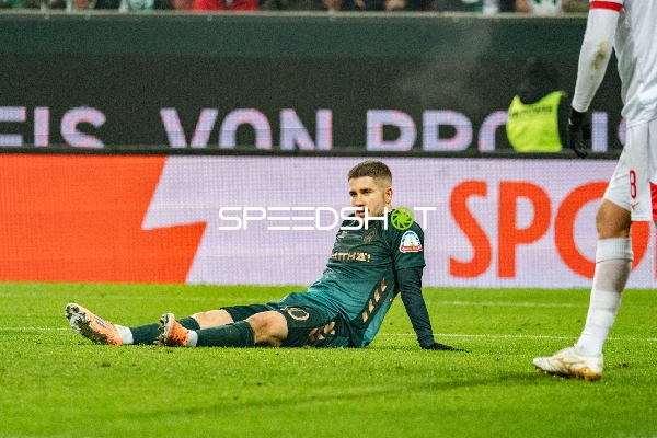 Spieler sitzt am Boden