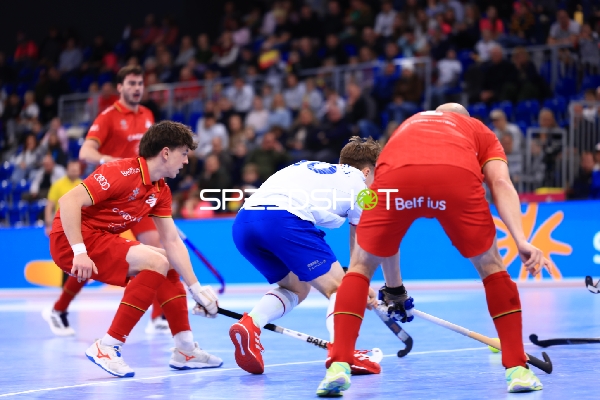 Intensiver Ballkampf zwischen Josef TOMS (10; Tschechien) und Gaëtan DYKMANS (25; Belgien)