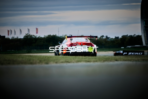 Rennfahrzeug auf der Rennstrecke