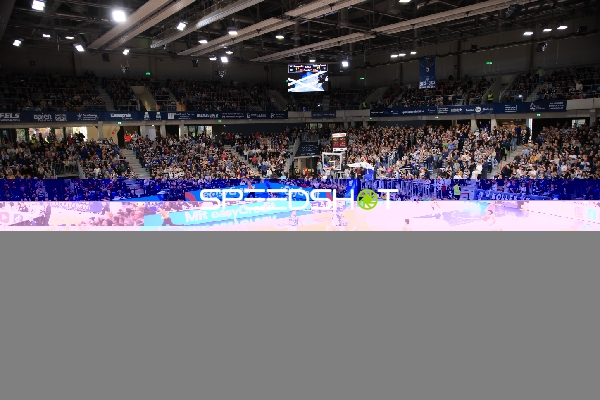 Weitwinkel-Aufnahme der Arena mit Publikum