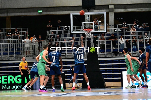 Spieler beobachten Ball am Korb