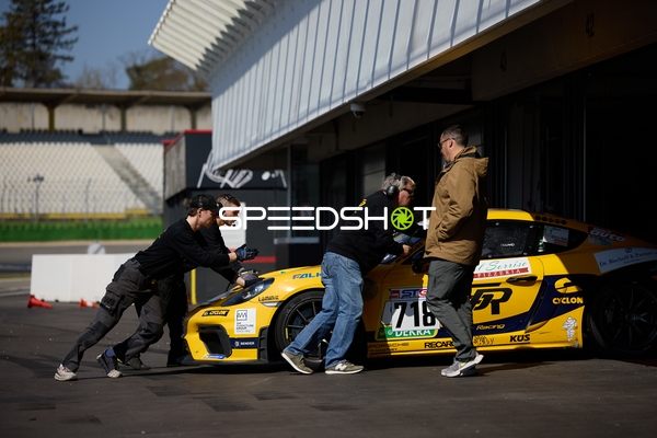 Vorbereitungen in der Boxengasse