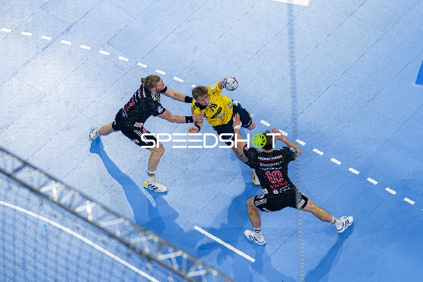 Szene mit Edwin Aspenbäck (78; Rhein Neckar Löwen) und Florian Scheerer (10; HC Erlangen)