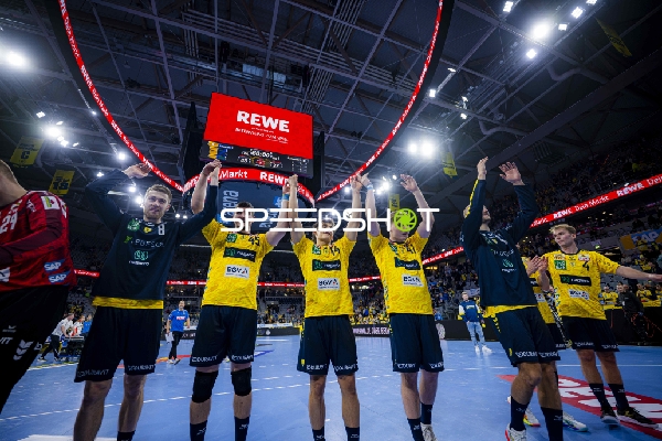 Jubel mit Tim Nothdurft (28; Rhein Neckar Löwen) und Teamkollegen