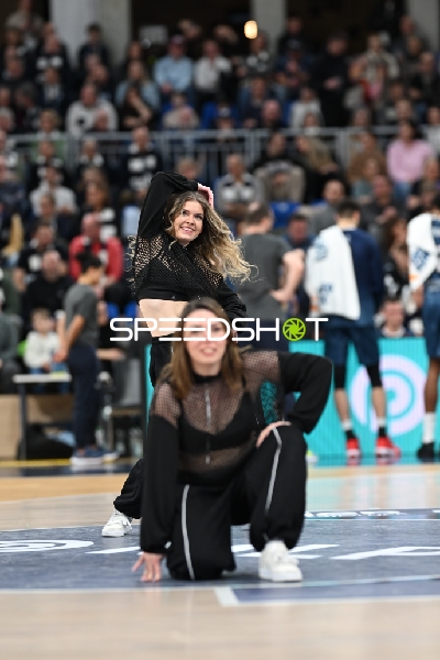 Basketball-Szene mit Tänzerinnen