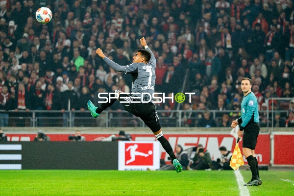 Spieler springt zum Ball