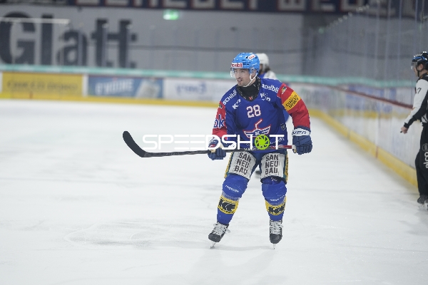 Spieler 28; EHC Kloten auf dem Eis