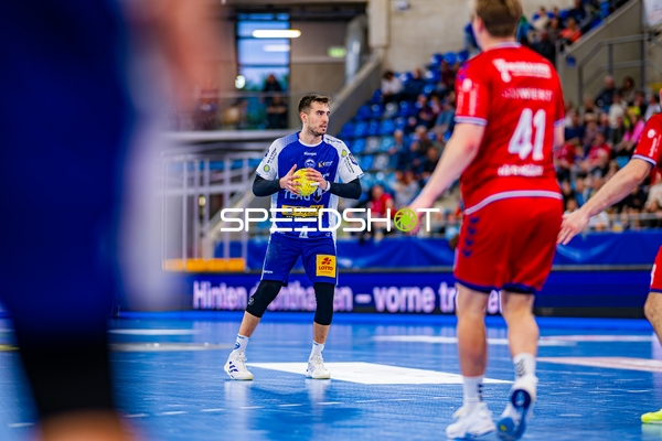 Filip Vistorop (4, ThSV Eisenach) hält Ball