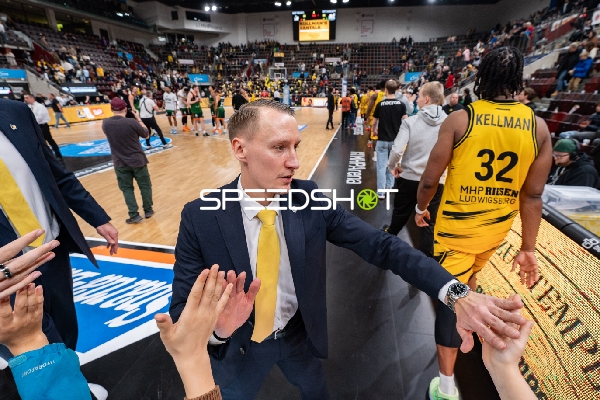 Mikko Riipinen (999; MHP Riesen Ludwigsburg) am Spielfeldrand