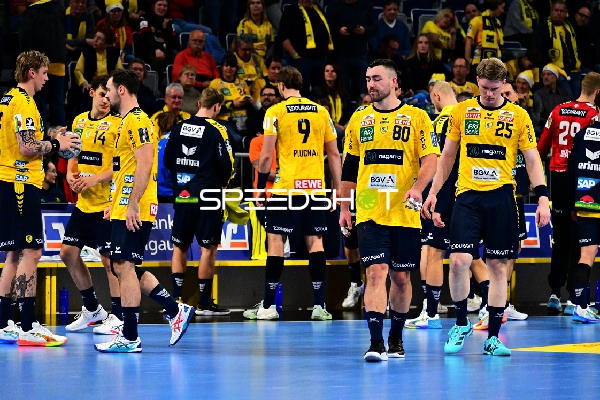 Edwin Aspenbäck (78; Rhein Neckar Löwen) und Jannik Kohlbacher (80; Rhein Neckar Löwen) mit Haukur Thrastarson (25; Rhein Neckar Löwen)