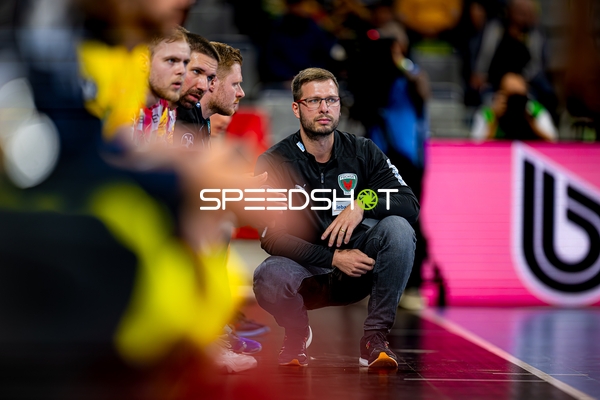 Trainer der Füchse Berlin an Seitenlinie