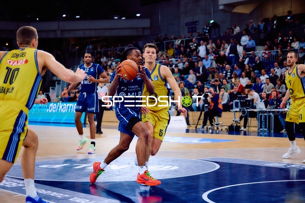 Dribbling im Spiel MLP Academics gegen Alba Berlin