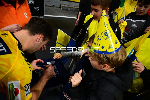 Spieler von Rhein Neckar Löwen gibt Autogramme