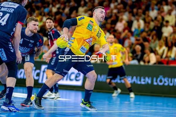 Wurf Jannik Kohlbacher (80;Rhein Neckar Löwen) gegen 4; SG Flensburg Handewitt