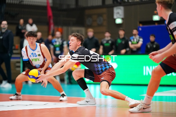 Spielszene mit Laurenz Welsch (12; WWK Volleys Herrsching)