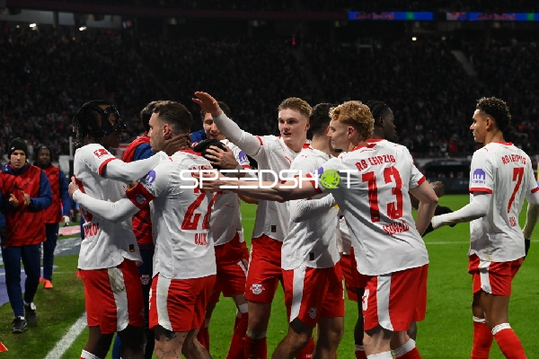 Spieler feiern gemeinsam