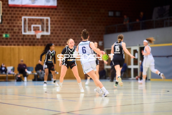Janina Dzubba (7; KuSG Leimen Basketball) verteidigt