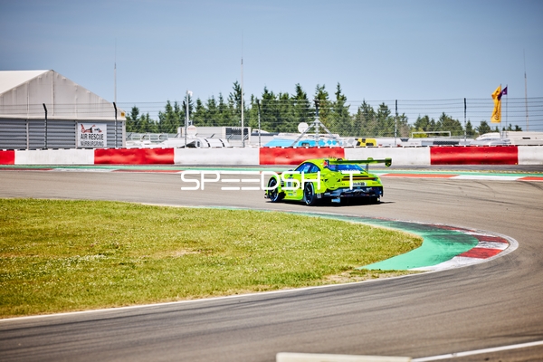 Rennfahrzeug auf der Rennstrecke