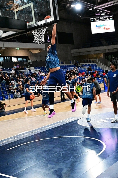 Osun Osunniyi (12; MLP) holt Rebound