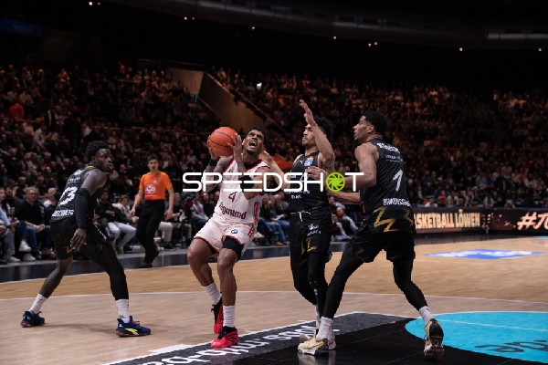 Spielaktion mit David NGuessan (1; Basketball Löwen Braunschweig) und Xavier Rathan-Mayes (4; FC Bayern Basketball)