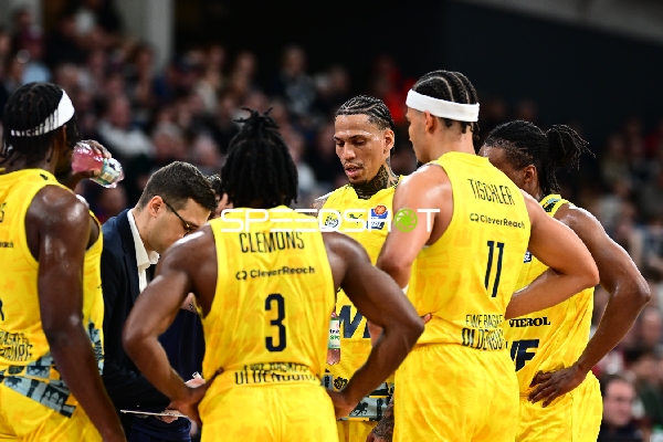 Szene mit Michale Kyser (12; EWE Baskets Oldenburg) und Teamkollegen
