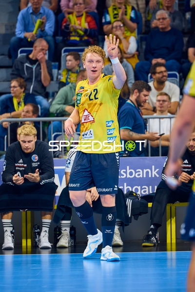 Ein Spieler der Rhein Neckar Löwen, vermutlich David Späth, signalisiert eine Spielstrategie.