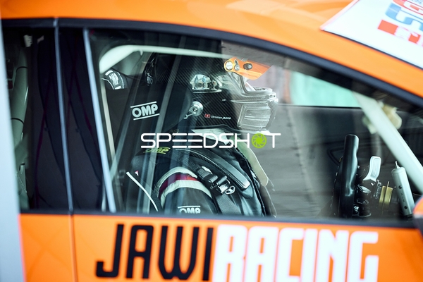 Fahrer im Rennauto bereit zur Fahrt